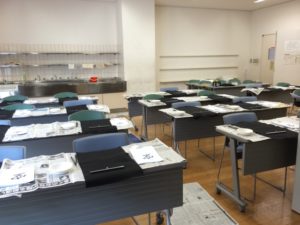 習字教室で、道具が机の上に並べられている様子