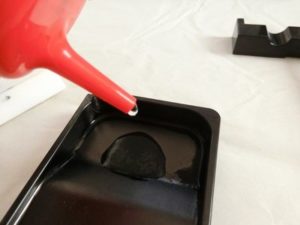 硯に水を入れる